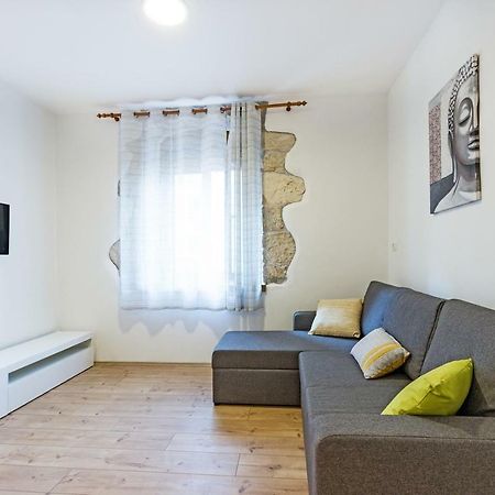 Cozy Apartment 10 Min From The Beach Pula Exterior photo