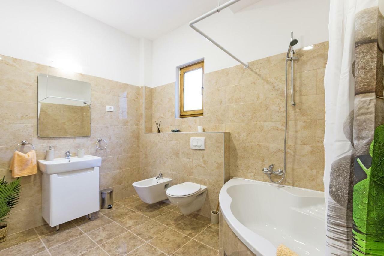 Cozy Apartment 10 Min From The Beach Pula Exterior photo