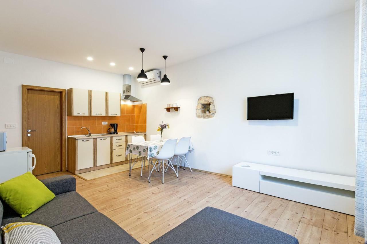 Cozy Apartment 10 Min From The Beach Pula Exterior photo