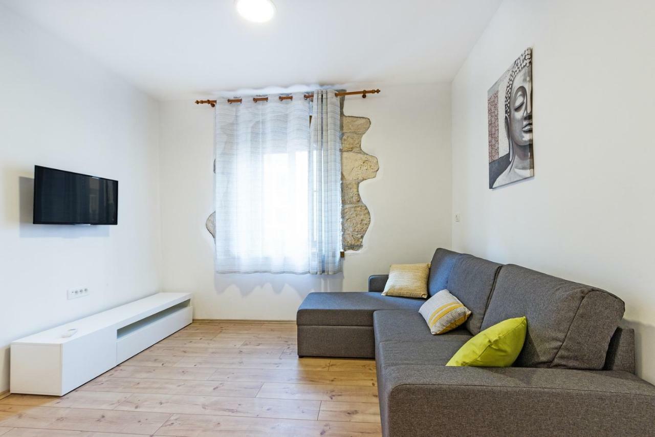 Cozy Apartment 10 Min From The Beach Pula Exterior photo