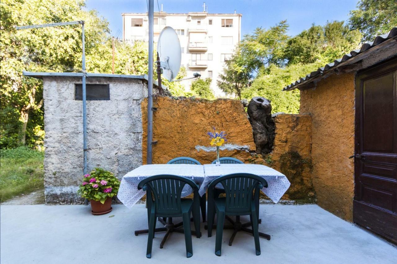 Cozy Apartment 10 Min From The Beach Pula Exterior photo