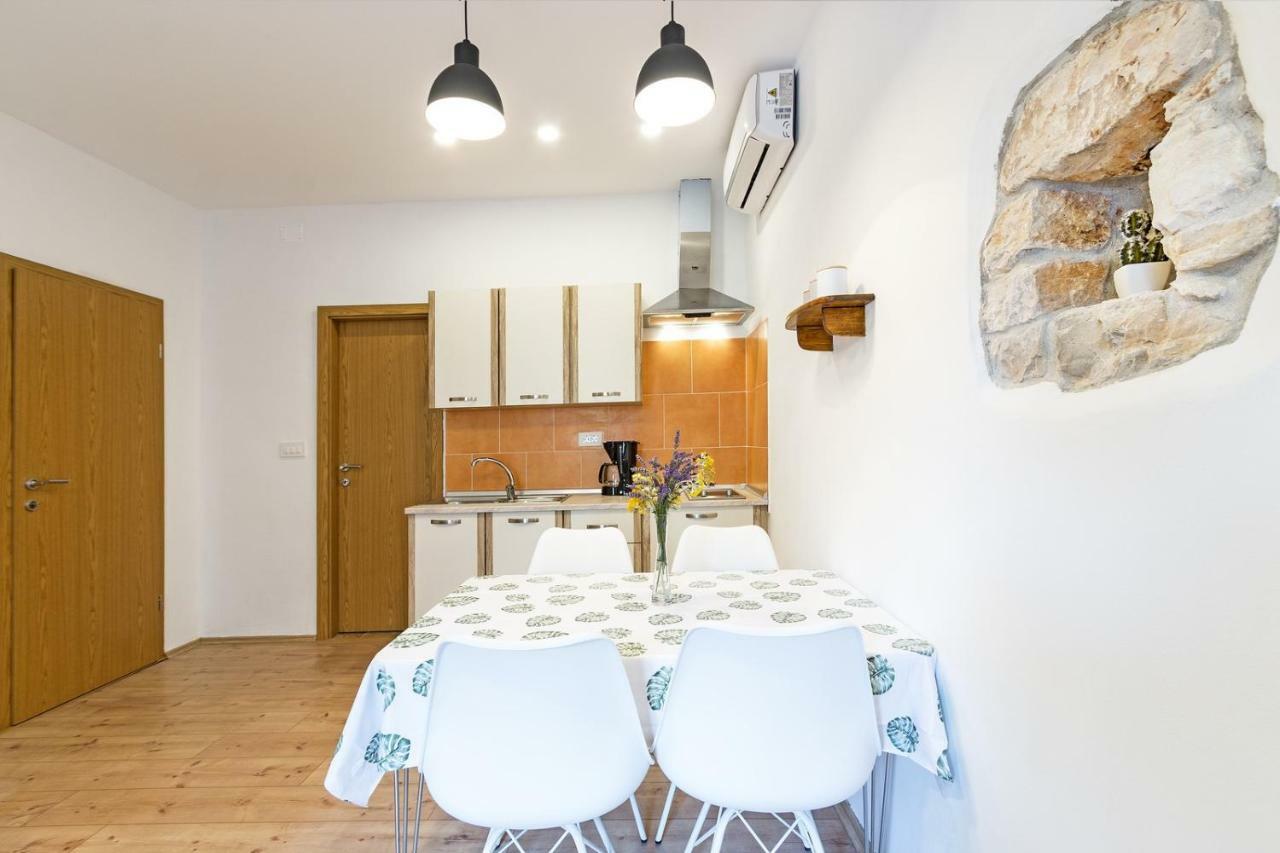 Cozy Apartment 10 Min From The Beach Pula Exterior photo
