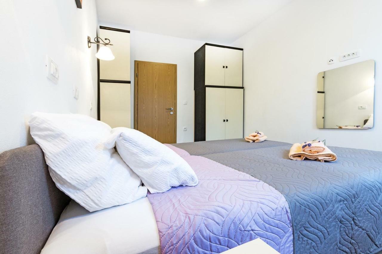 Cozy Apartment 10 Min From The Beach Pula Exterior photo